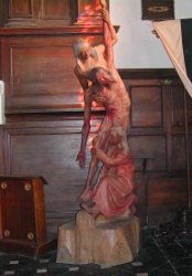 estatua religiosa en madera